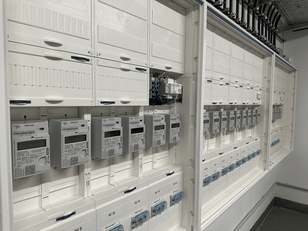 Ein moderner Schaltschrank mit mehreren Smart Metern.