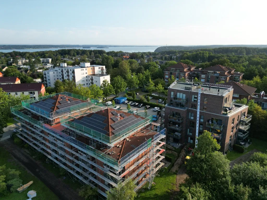 Bild einer Wohnanlage mit Solarpanels