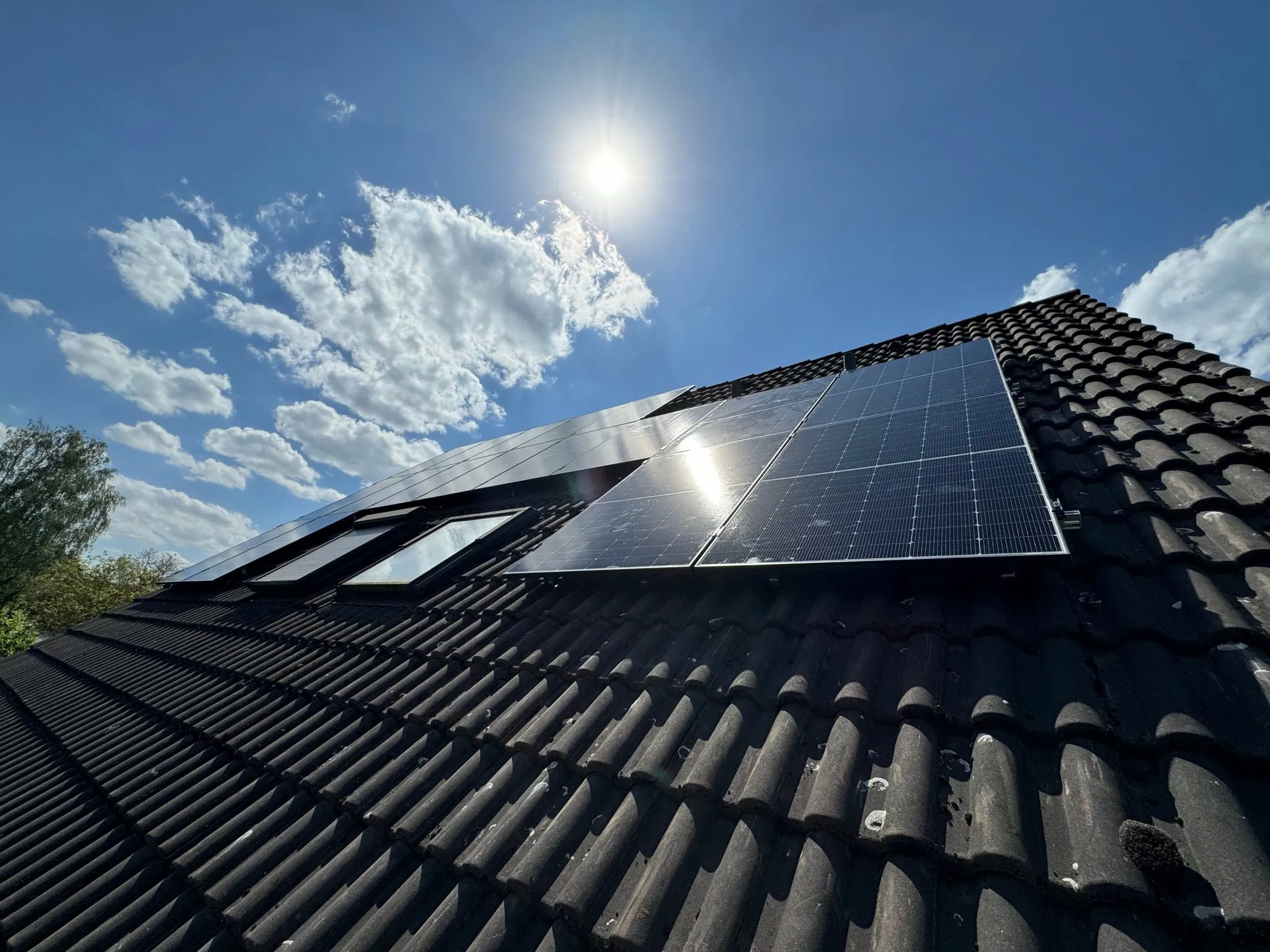 Hausdach mit Solarpanels