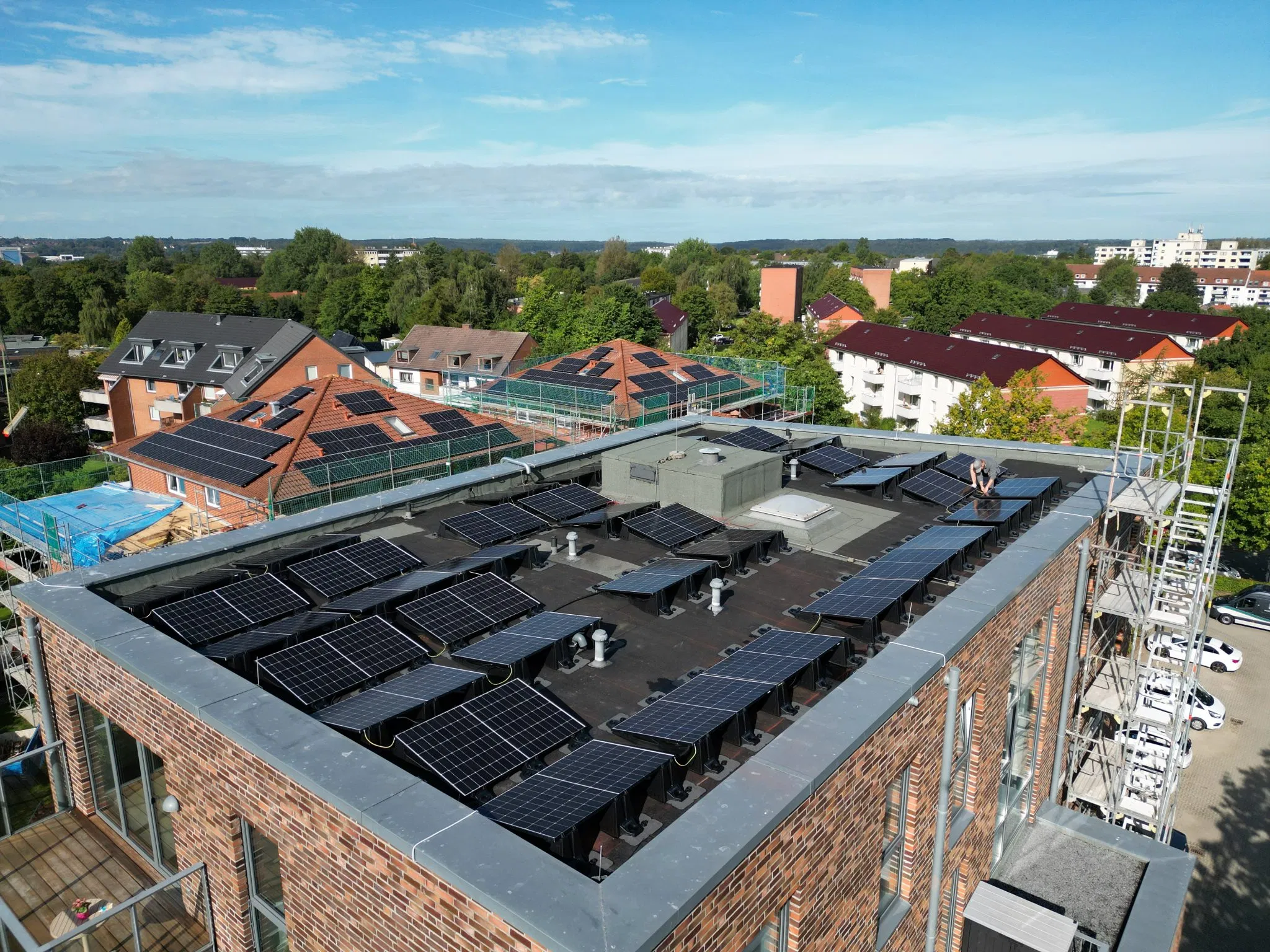 Haus mit Solarpanels auf dem Dach