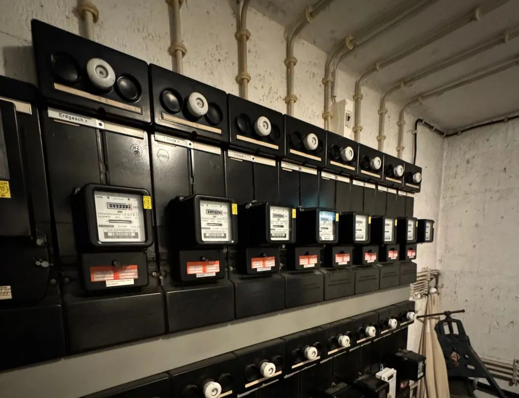 schwarze analoge Zähler in einem Keller 