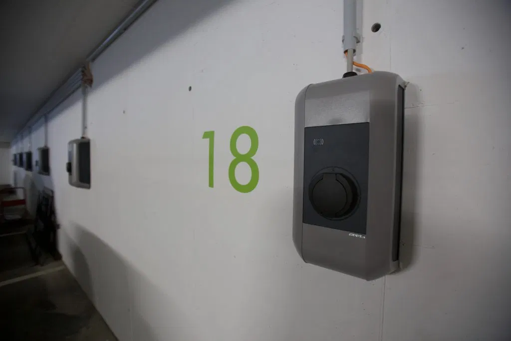 Ladesäule in einer Parkgarage mit der Zahl 18 an der Wand zur linken Seite