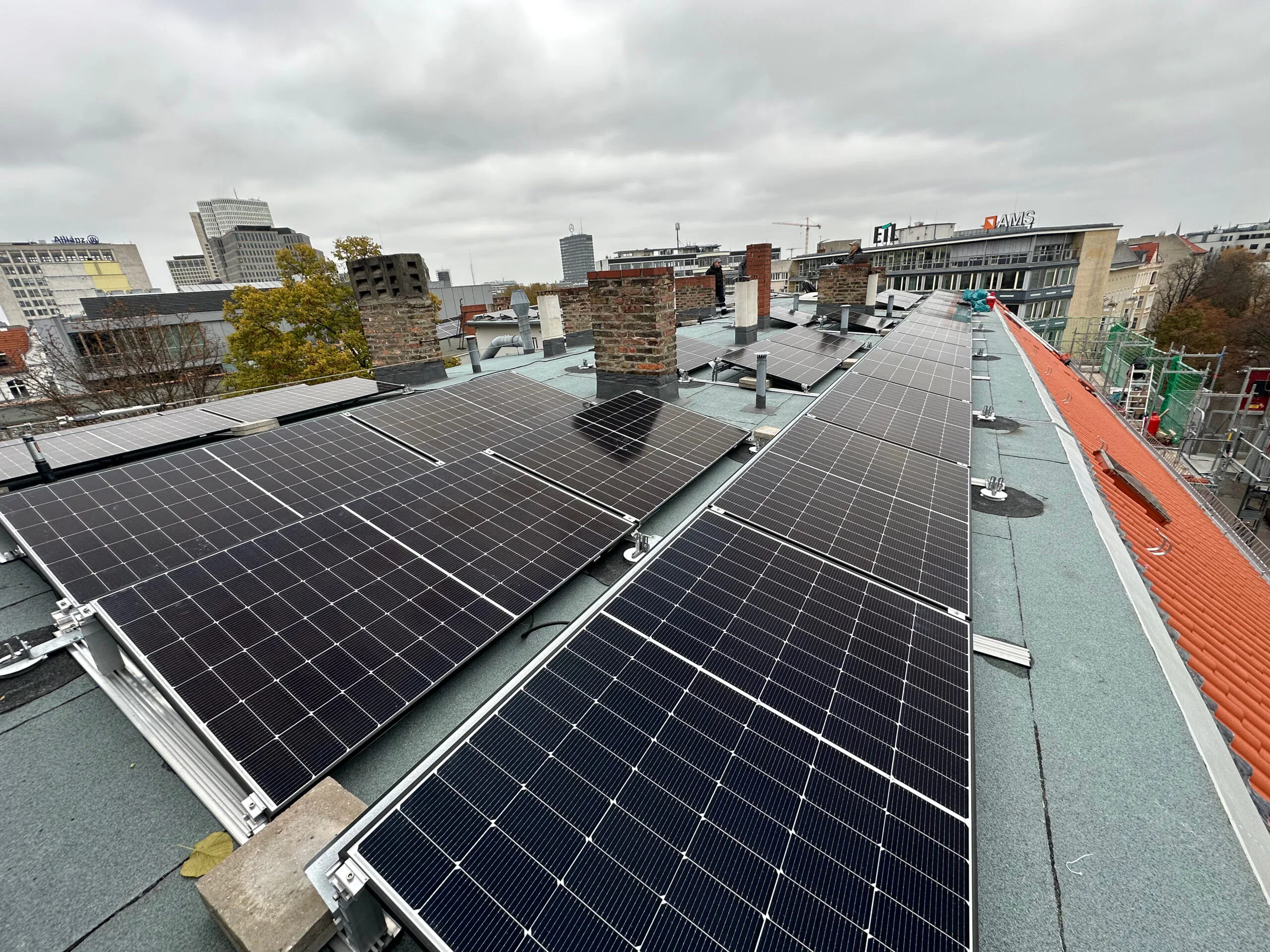 PV-Anlage auf einem Flachdach in einer Stadt